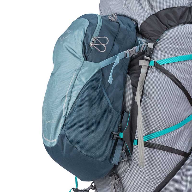 Al&ccedil;as de cord&atilde;o refor&ccedil;adas para prender uma pequena mochila Daylite Osprey